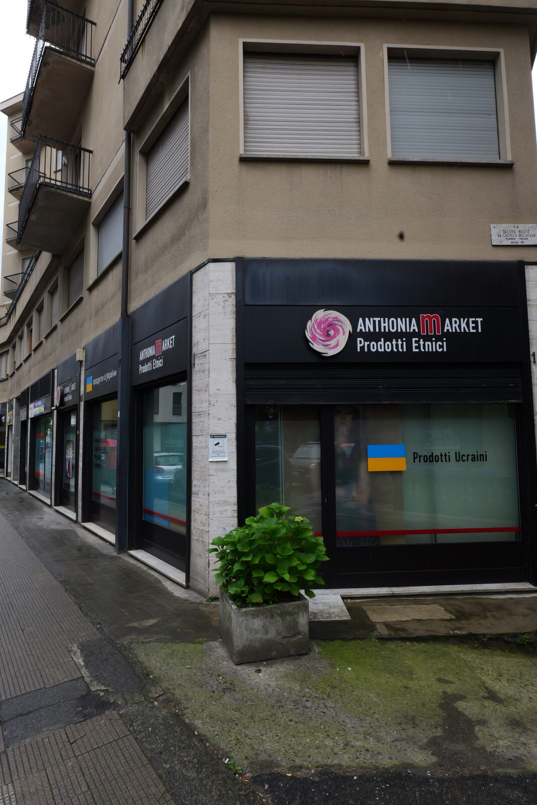 Anthonia Market Sondrio shop window